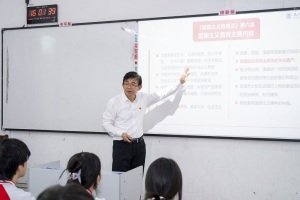 荆楚大地共话爱国情 武汉船院开展“万名师生同上‘开学第一课’”活动