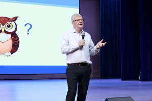 剑桥大学前副校长David Cardwell走进武汉工程科技学院：AI赋能个性化教育，青年需锤炼不可替代的综合能力