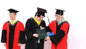 双向奔赴!六旬教授戴颈托坚守毕业礼,学生暖心俯身回应