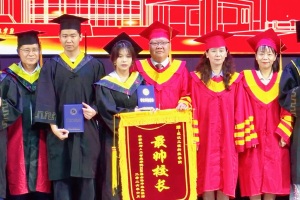 创意告白谢师恩！“最帅校长”锦旗亮相武汉工程科技学院学位授予现场