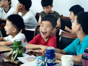 从“玩手机”到“盼上课”,武昌理工学院用美育课堂点亮乡村孩子夏日时光