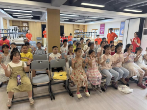 指尖轻舞润童趣 锌火微光伴成长——拾光筑梦志愿队赴黄石开展美育课堂