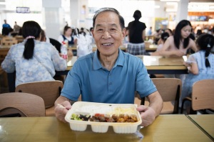 武汉工商学院：请新生家长免费体验“学生餐”