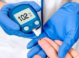糖尿病人怎样注意保养 糖尿病肾病的症状有哪些？