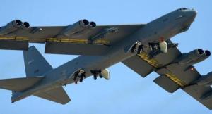  实拍美军B-52轰炸机投弹