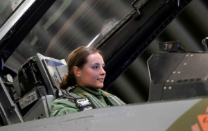 挪威公主后舱驾驶F-16和F-35 北欧海盗的尚武精神