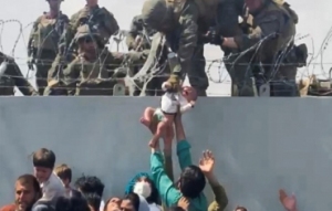 “交给美军士兵的婴儿”却被阿富汗司机捡到