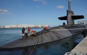 美频频“秀肌肉”！核潜艇停靠关岛，航母群聚拢