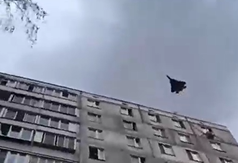 俄军战机出现在疑似基辅上空，编队飞行