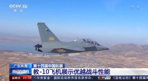 中国航展：教-10飞机展示优越战斗性能
