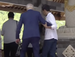 拜登上台阶踩空被印尼总统扶住，因此没有跌倒