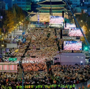 首尔20万抗议者集会要求尹锡悦下台，烛光集会震撼韩当局