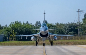 看战鹰振翅高飞！空军航空兵战机奔赴训练空域