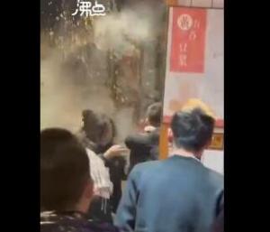 警方通报成都一串串香店发生斗殴泼油：6人被刑拘