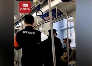 网曝“老外褪下口罩还脚踩扶手杆” 港铁深圳回应