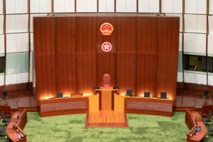 悬挂国徽及区徽，香港立法会会议厅焕然一新！