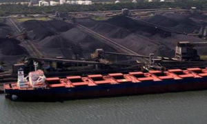 印尼放宽煤炭出口 批准37艘运煤船离港