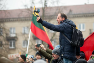 立陶宛数百人示威要求政府下台 总理讲话被淹没
