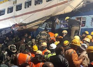 印度火车脱轨已致9死42伤 调查显示系火车头故障