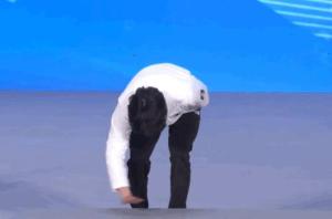 韩国运动员一个动作后，高亭宇跳上冠军领奖台！