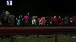 波乌边境夜晚气温仍在零下，难民彻夜排队等待过境