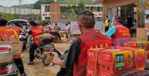 东航空难现场外围 村民自发使用摩托车运送物资