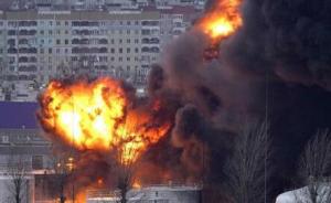 乌克兰利沃夫市一处大型燃料基地遭遇袭击