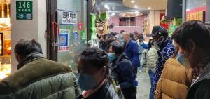 上海浦东新区实施严格封控管理4天 市民排队采购