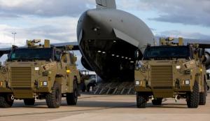澳大利亚向乌克兰提供20辆装甲车 空运画面曝光