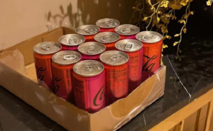 暖哭：上海小区12罐可乐换出一个小超市，热心邻居干脆搬来置物架