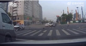 上海警方回应送孕妇途中两警车相撞：当时情况紧急
