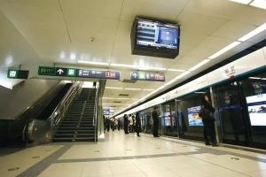 网传北京地铁因疫情致乘客滞留，官方：系列车故障