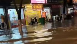 河南暴雨 南阳临街商铺被淹 近期河南降雨仍将持续