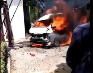 监拍:巴女子自爆 大火吞噬车辆 巴极端组织称负责