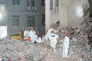 长沙塌楼事故目前10人获救5人遇难 救援人员层层剥离