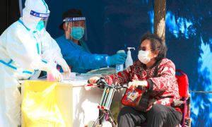 北京：社区为老人儿童等开辟核酸检测“绿色通道”