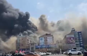 浙江杭州临平一市场发生火灾 5人受伤