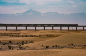 世界首个沙漠铁路环线形成！