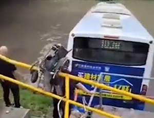 上海一公交车冲上人行道坠河 红绿灯被撞歪
