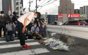 日本民众在安倍遇害现场悼念：绝不容忍暴力
