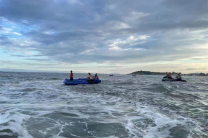 威尼斯人官网两游客被海浪卷走：一人遇难 另一人仍在搜救