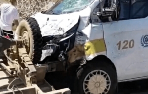 江西武寧縣一救護車和農用三輪車相撞，造成2死3傷