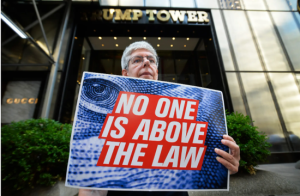 美国抗议者齐聚纽约特朗普大厦外 要求逮捕特朗普