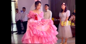 新娘穿自己设计全粉婚纱结婚引热议 网友：穿衣自由！