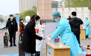 北京两所学校两日新增21名感染者 判定密接超千人