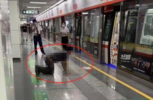 杭州一男子地铁内跪地学狗叫 乘客惊恐四散不敢靠近