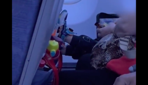 座位上小编随意开遮光板 男孩坐飞机脚踹前座椅家长不制止