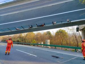湖北鄂州高速桥梁侧翻致4死事故报告发布:车辆超限