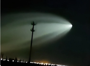 新疆多地拍到巨大发光不明飞行物 倾斜朝向地面