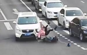女子骑车闯红灯被撞翻 质问：车为什么不让我？